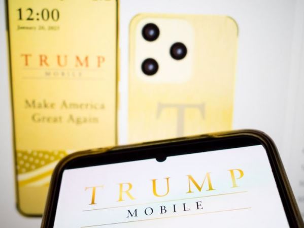 Trump T1: Điện thoại không như quảng cáo, không bán tại Mỹ