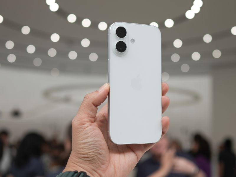 Trên tay iPhone 17 với màn hình 120Hz và thiết kế tinh tế hơn