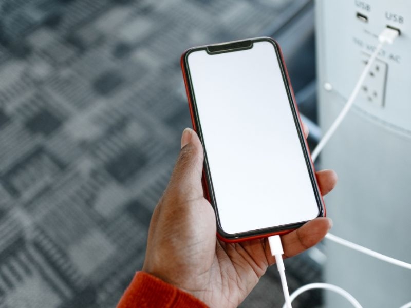 Vừa sạc vừa dùng điện thoại: Thói quen âm thầm phá pin