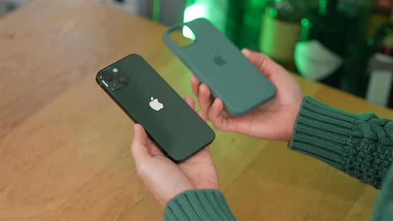 iPhone 13 màu xanh gợi liên tưởng đến những cánh rừng xanh mát
