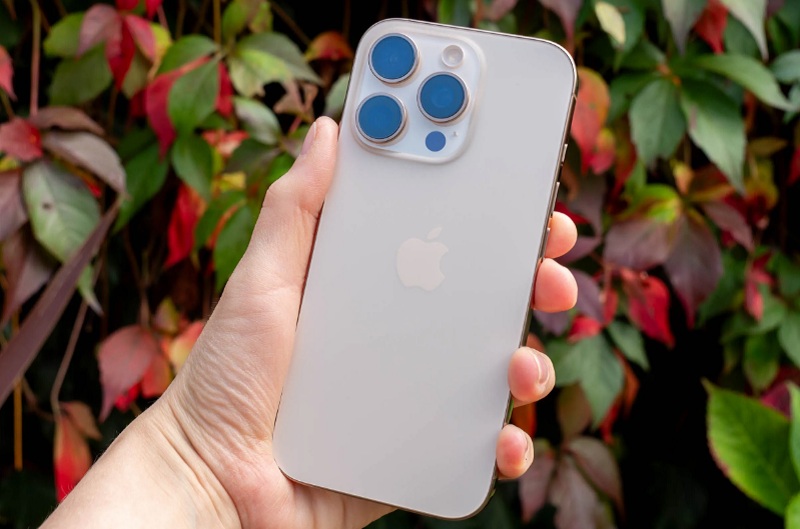 iPhone 16 nhỏ gọn thuận tiện cho việc cầm nắm