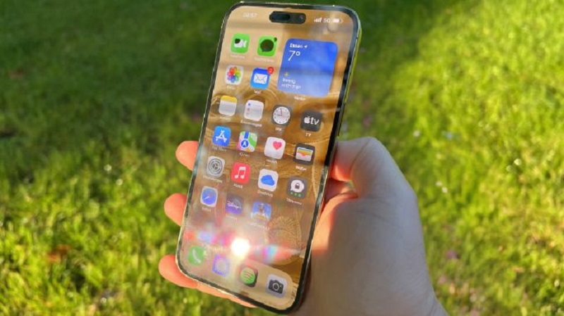 Độ sáng vượt trội của iPhone 16 Pro giúp nội dung hiển thị rõ ràng trong mọi điều kiện ánh sáng