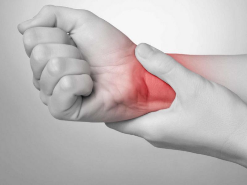Dùng lâu điện thoại nặng khiến dễ gây rơi vỡ và mỏi cổ tay khi sử dụng