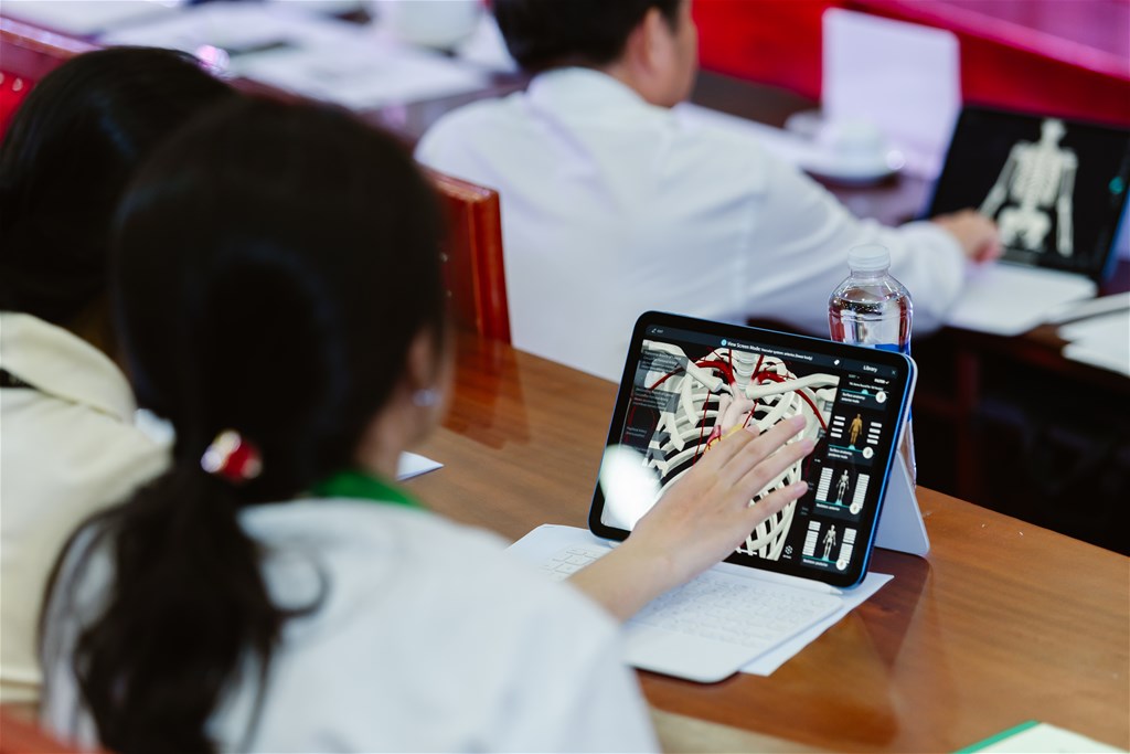 Sinh viên ứng dụng iPad vào y khoa