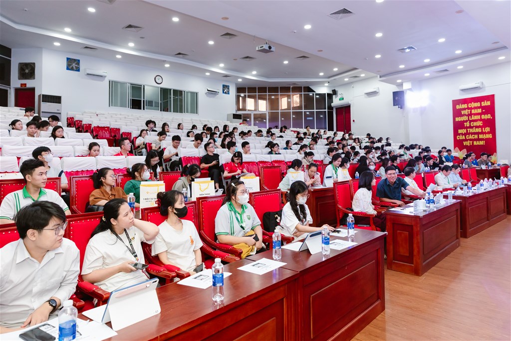 Sinh viên tham dự chăm chú nghe ứng dụng iPad vào y khoa