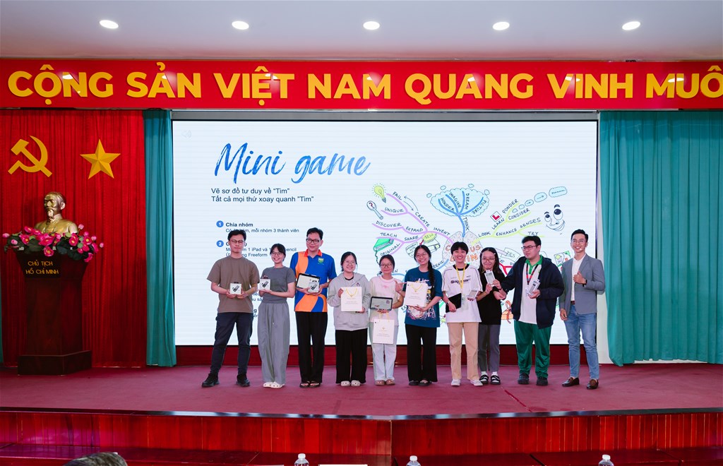 Sinh viên nhận mưa quà tặng trong tọa đàm y khoa