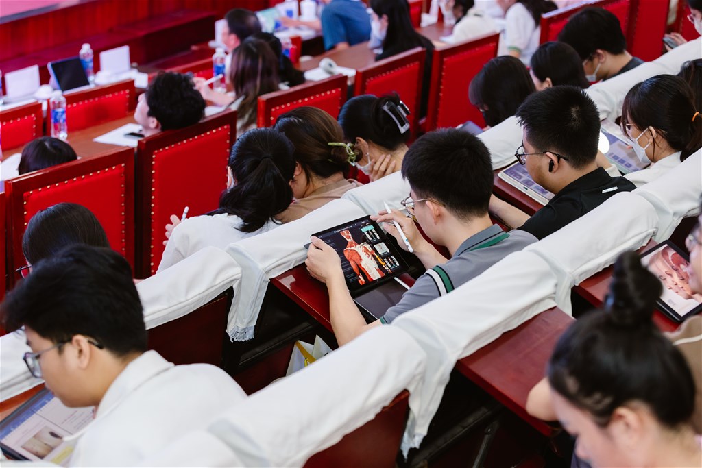 Khách hàng trải nghiệm ipad