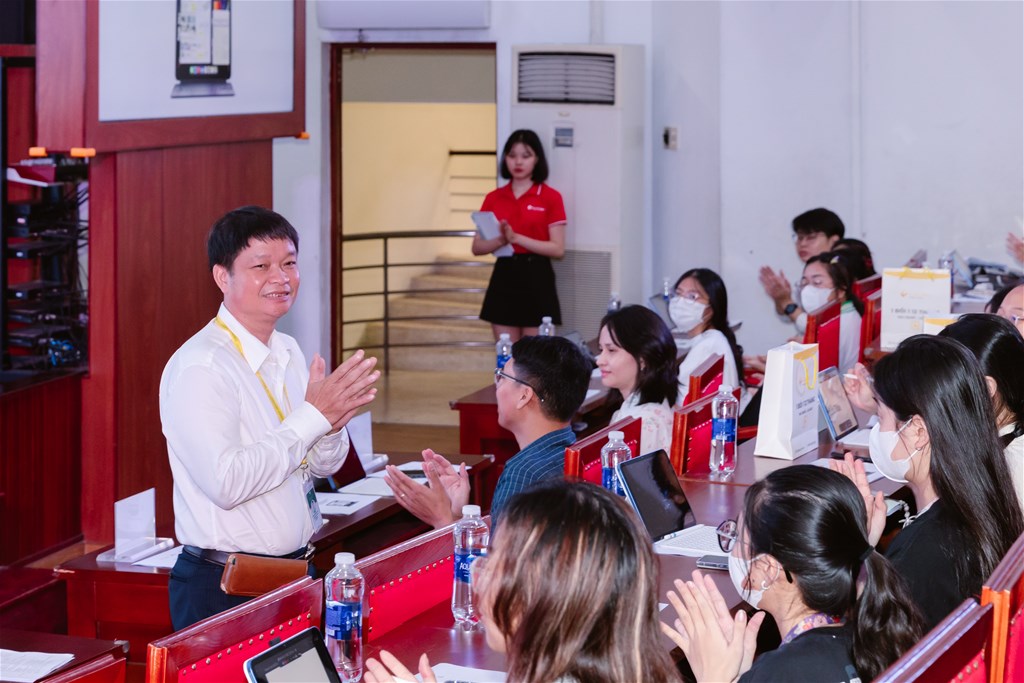Chuyên gia tham dự tọa đàm ứng dụng máy tính bảng