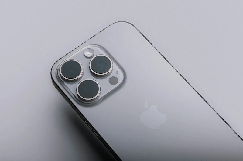 Khi màn hình iPhone 16 úp xuống bàn tình năng Always-On Display sẽ tự động tắt