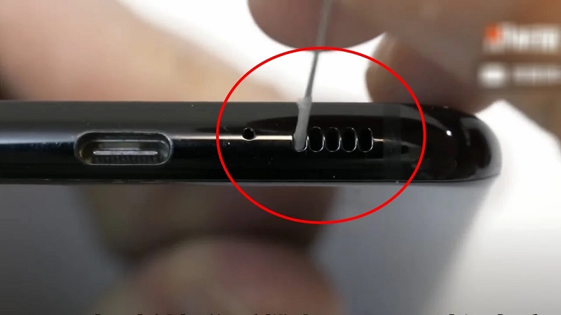 Vệ sinh loa đúng cách để loại bỏ bụi bẩn giúp khắc phục âm thanh bị rè trên iPhone 16