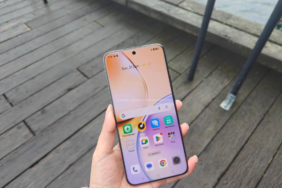 Realme 14 Pro Plus sở hữu màn hình cong bốn cạnh với cụm camera chuyên nghiệp