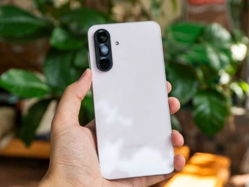 So sánh với các đối thủ cùng phân khúc