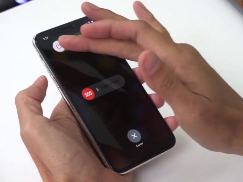 Đưa điện thoại Samsung ra khỏi nước và tắt nguồn