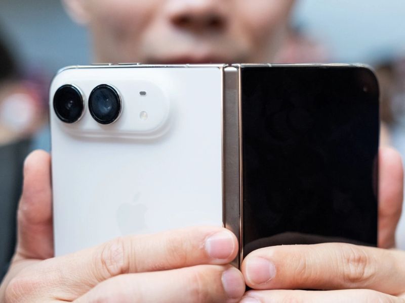Trên tay iPhone gập đầu tiên của Apple