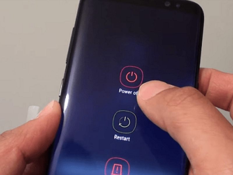 Khởi động lại điện thoại khắc phục loa bị rè