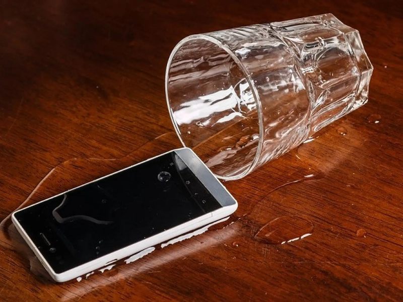 Nước vào loa điện thoại bị rè