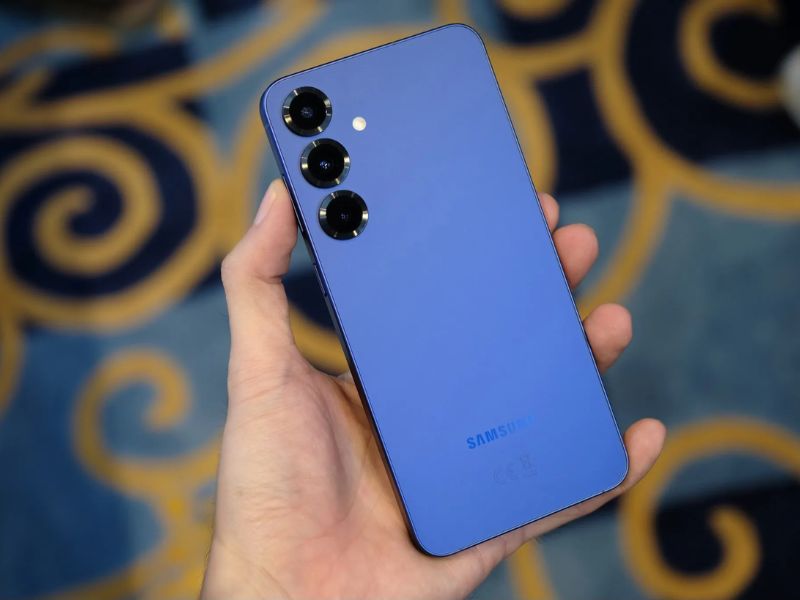 Nên mua OPPO Reno 15 hay Samsung Galaxy S25 ở thời điểm hiện tại?