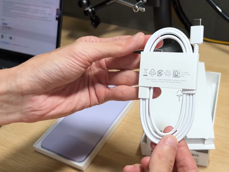 Phụ kiện đi kèm trong hộp Samsung Galaxy A37