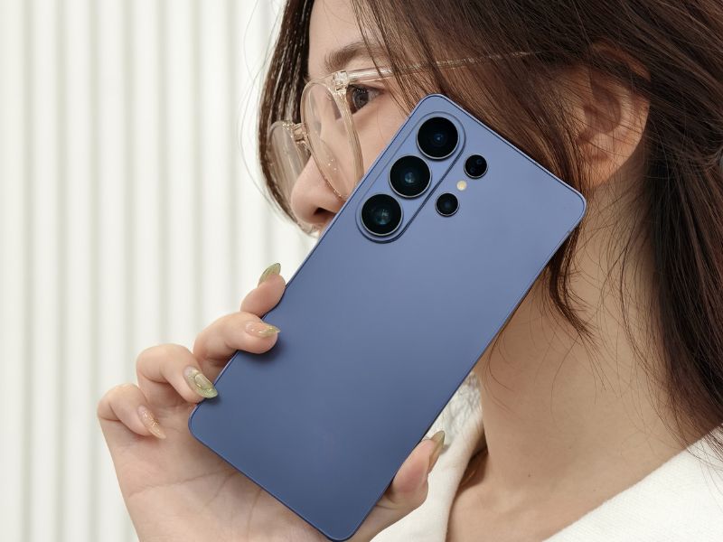 Màn hình: Privacy Display hay Độ sáng 3600 nits?