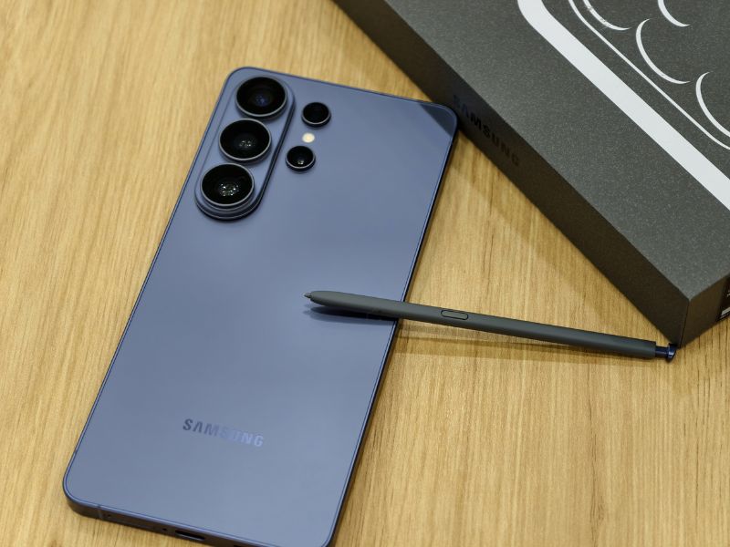 Thiết kế: Cuộc chiến giữa "Slimmest Ultra" và "Camera Gù" đặc trưng