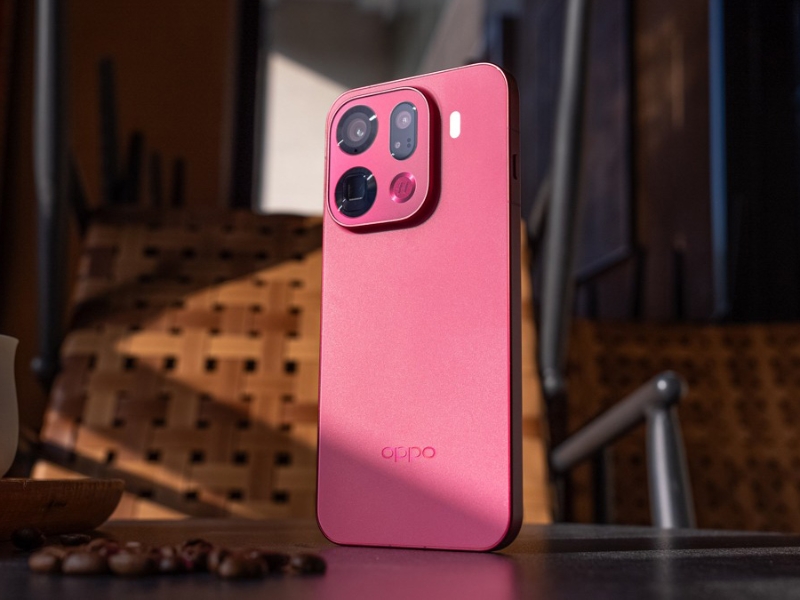Smartphone OPPO Find X9 màu đỏ