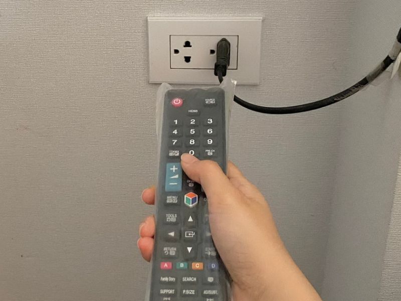 Dùng remote điều khiên TV