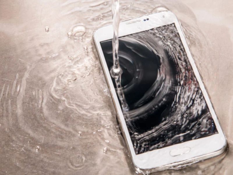 Sửa điện thoại Samsung dính nước cực uy tín tại CLICKBUY