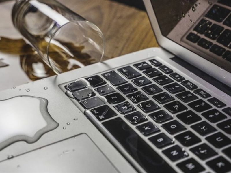 Bàn phím macbook vào nước