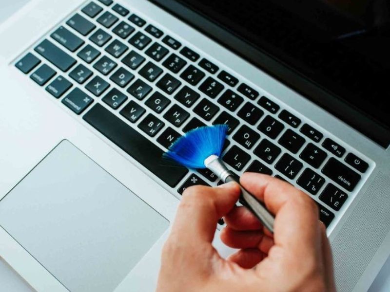 vệ sinh bàn phím macbook