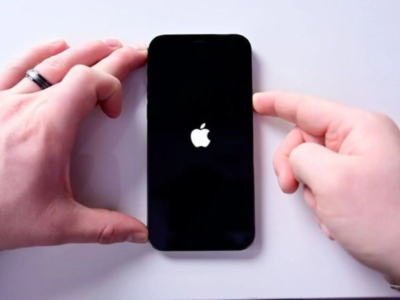 Khởi động lại iPhone bằng phím cứng 