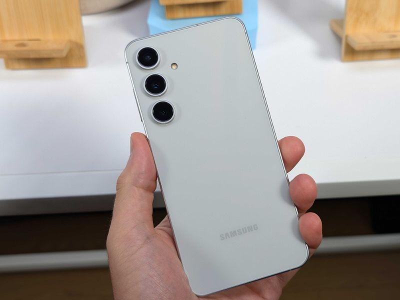 Camera của Galaxy S25 FE được cải tiến nhẹ, giữ lại cụm 3 ống kính linh hoạt
