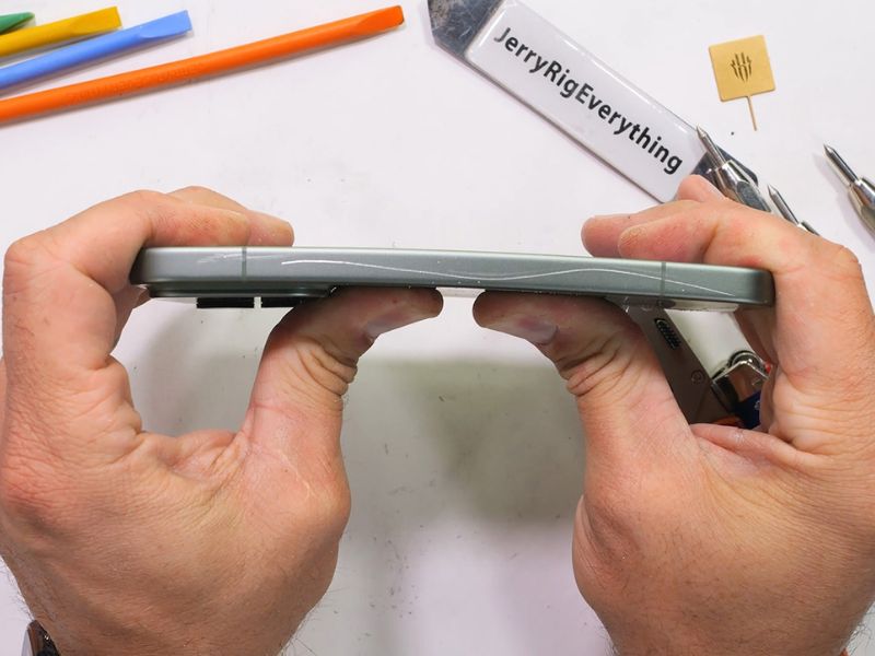 Kiểm tra độ bền Xiaomi 17 Pro khi bẻ cong