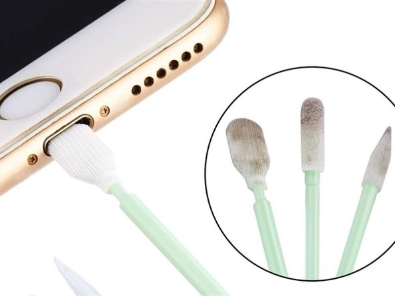 Cách vệ sinh cổng sạc điện thoại đơn giản