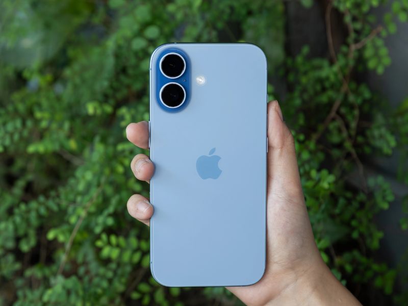 Vệ sinh camera iPhone 17 đúng cách