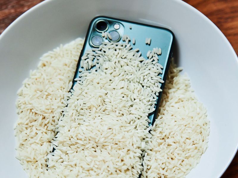 Hướng dẫn khắc phục điện thoại bị rơi xuống nước