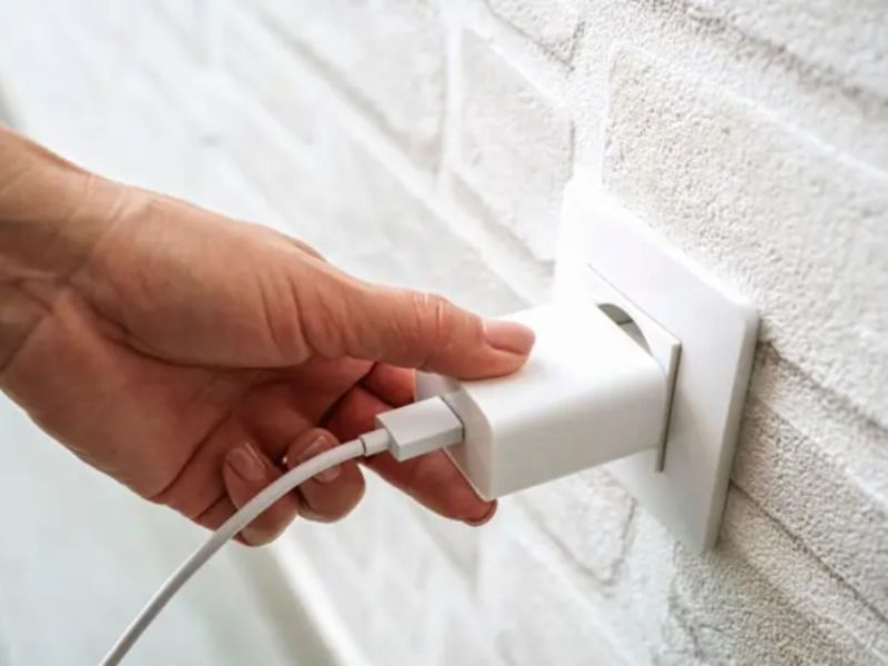 Không nên cắm cục sạc liên tục vào ổ điện