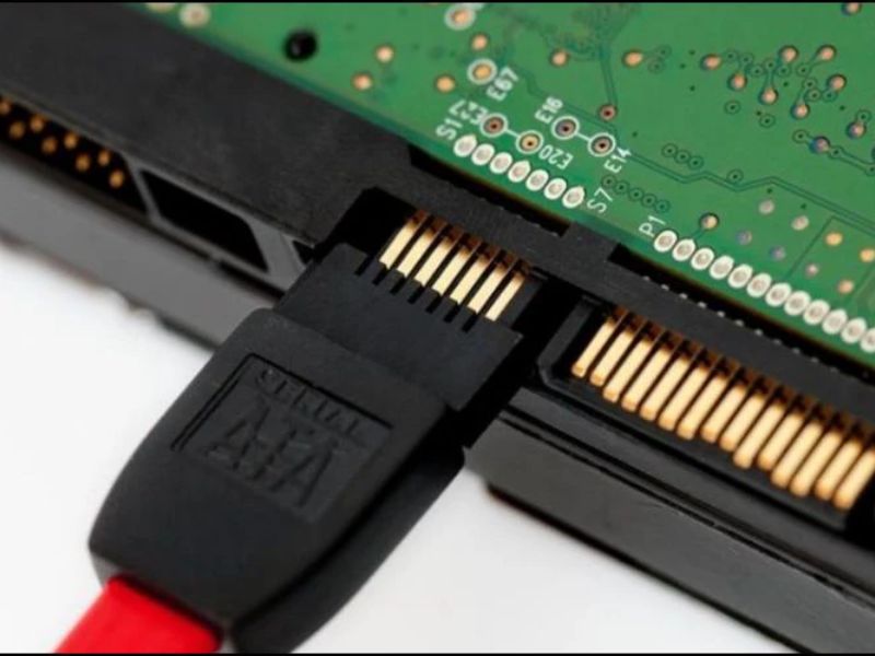 Cáp SATA hoặc cổng kết nối gặp sự cố tiếp xúc