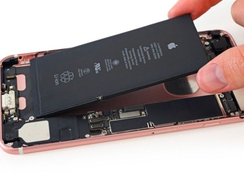 Có nên mua iPhone cũ đã thay pin hay không?