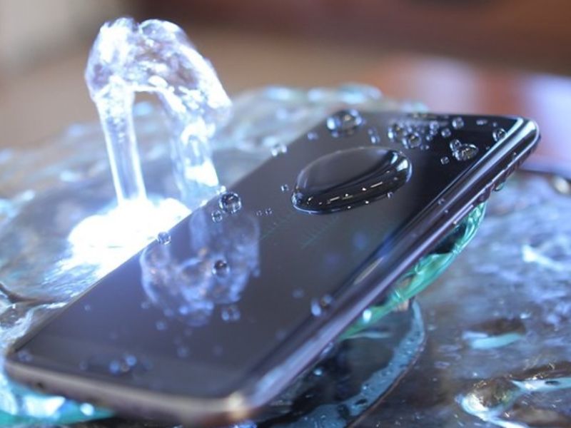 Nguyên nhân màn hình điện thoại bị ẩm