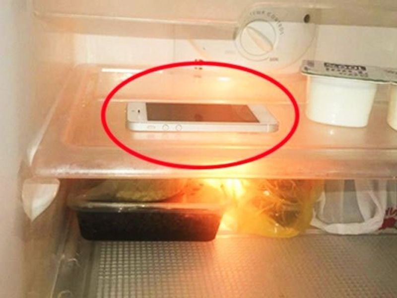 Cách xử lý khi bỏ quên điện thoại trong tủ lạnh