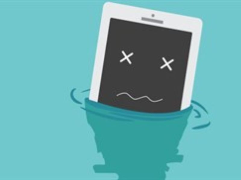 Giải pháp khi điện thoại bị rơi xuống nước không lên màn hình