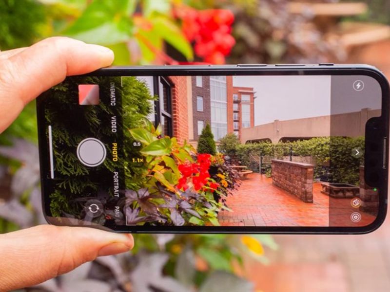 iPhone có hỗ trợ chụp ảnh kèm ngày giờ không?