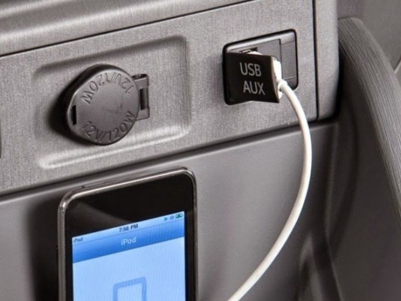 Các bước kết nối màn hình ô tô với điện thoại bằng dây cáp