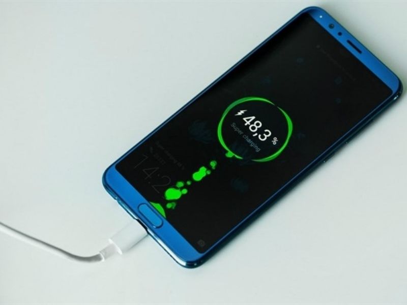 Kết nối sạc để kích hoạt màn hình