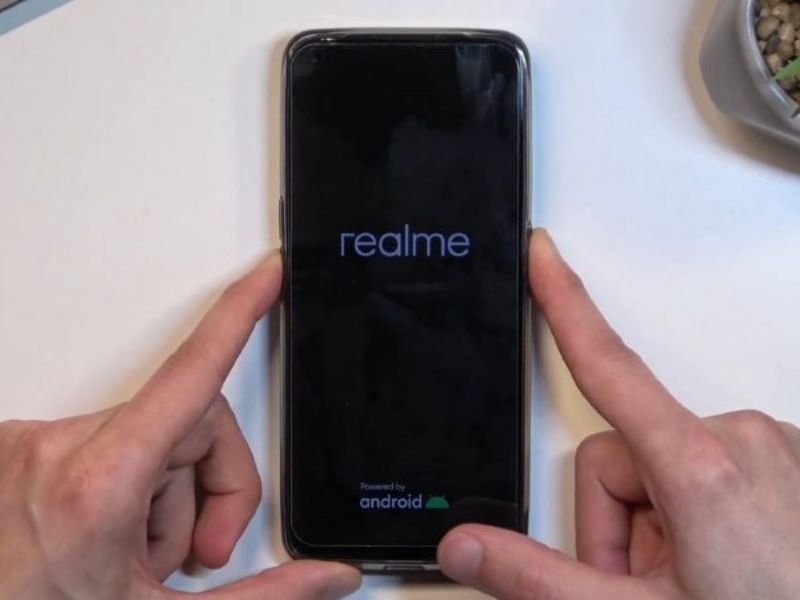 Khởi động lại điện thoại realme