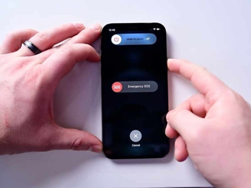 Khởi động lại điện thoại iPhone