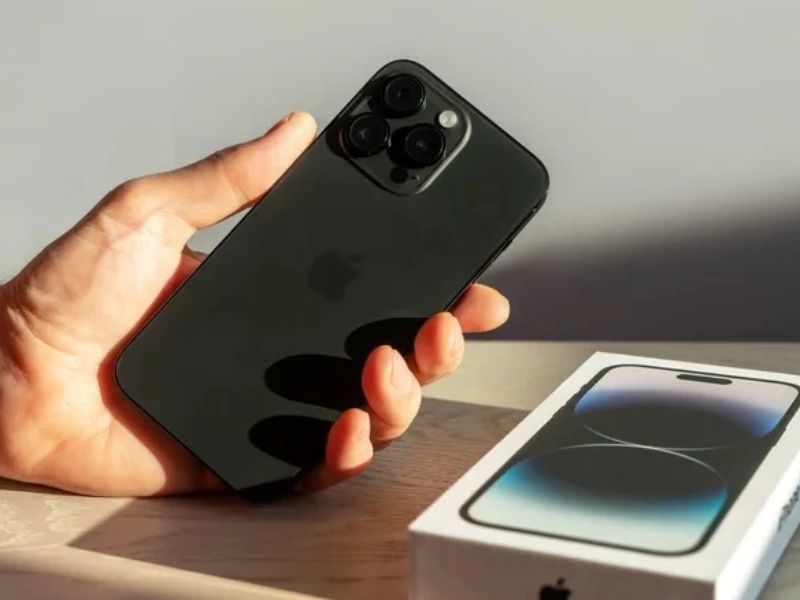 Không dùng iPhone quá lâu dưới trời nắng