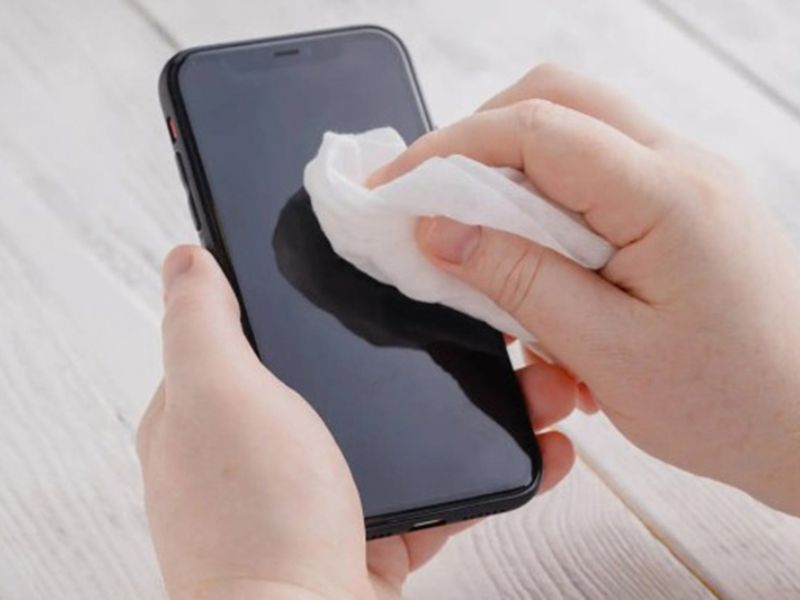 Lau sạch màn hình và tay trước khi thao tác