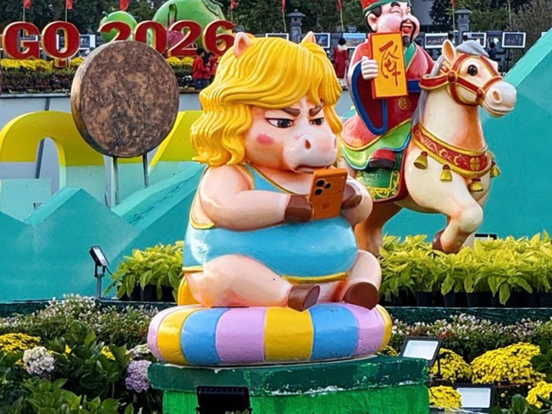 Ảnh linh vật ngựa mặt cọc cầm iPhone 17 Pro Max