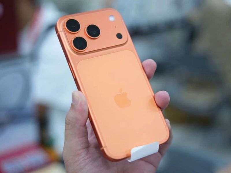 Tháo ốp lưng kiểm tra loa iPhone 17 Pro Max bị rè